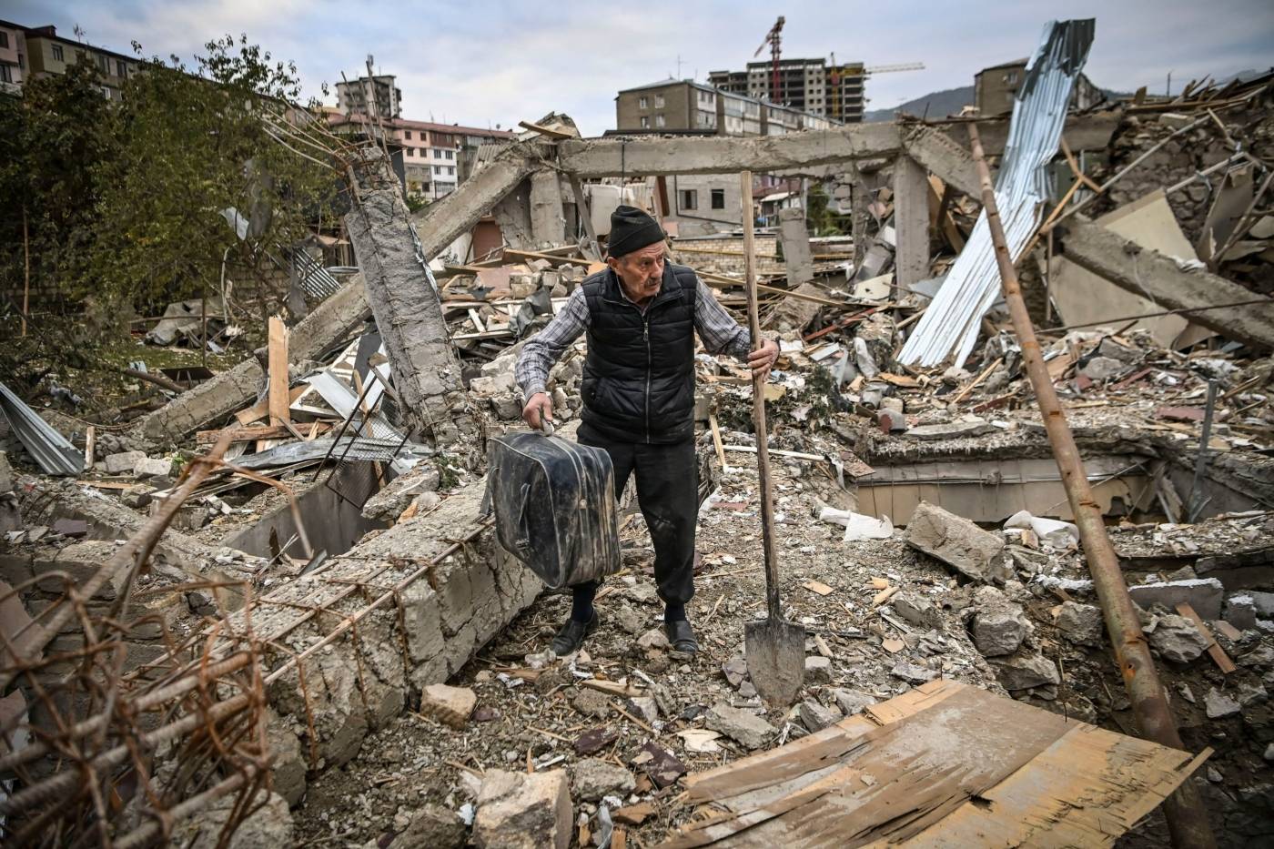 Deler av byen Stepanakert i Nagorno-Karabakh ligger i ruiner etter krigføring mellom Armenia og Aserbajdsjan i 2020. Foto: Aris Messinis/AFP/NTB.